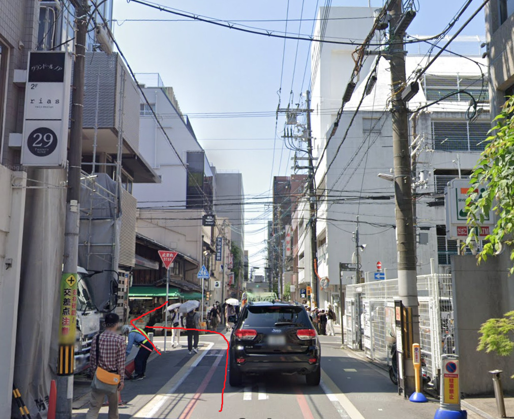 約200ｍ先を左折します。