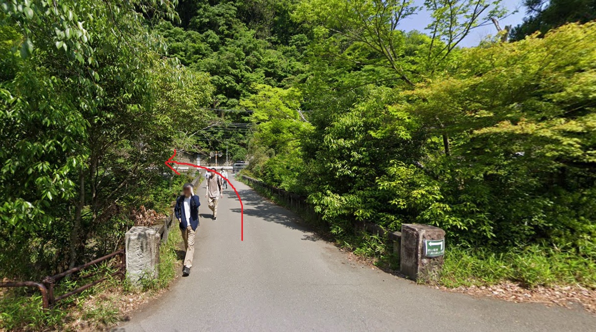 約400ｍ行くと、西塔橋が見えてきますので、橋を渡って左折します。