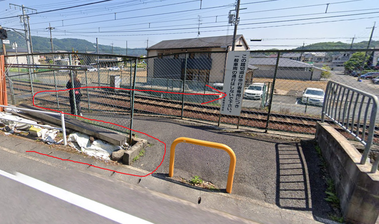 踏切を渡ります。
