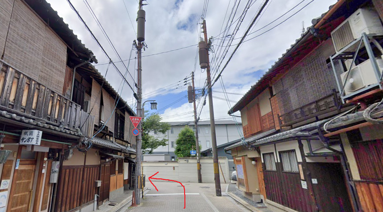 道なりに進み、突き当りを左折です。