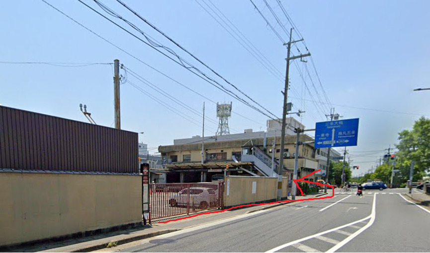 高野車庫バス停から、南方向に進み、すぐの信号を左折します。南方向は、バスの進行方向になります。