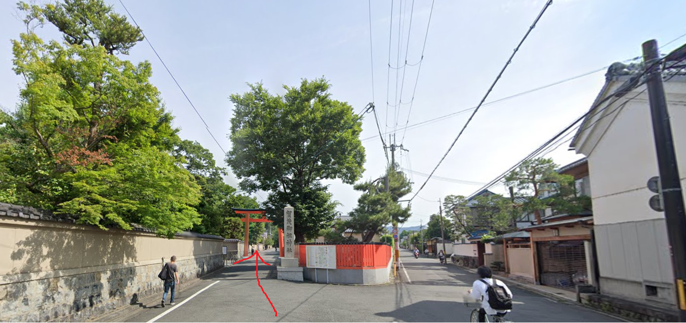 鳥居の方向に進みます