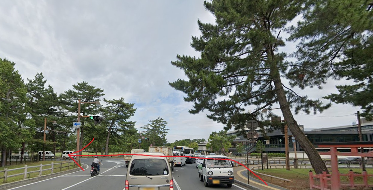 すぐの交差点を左折します