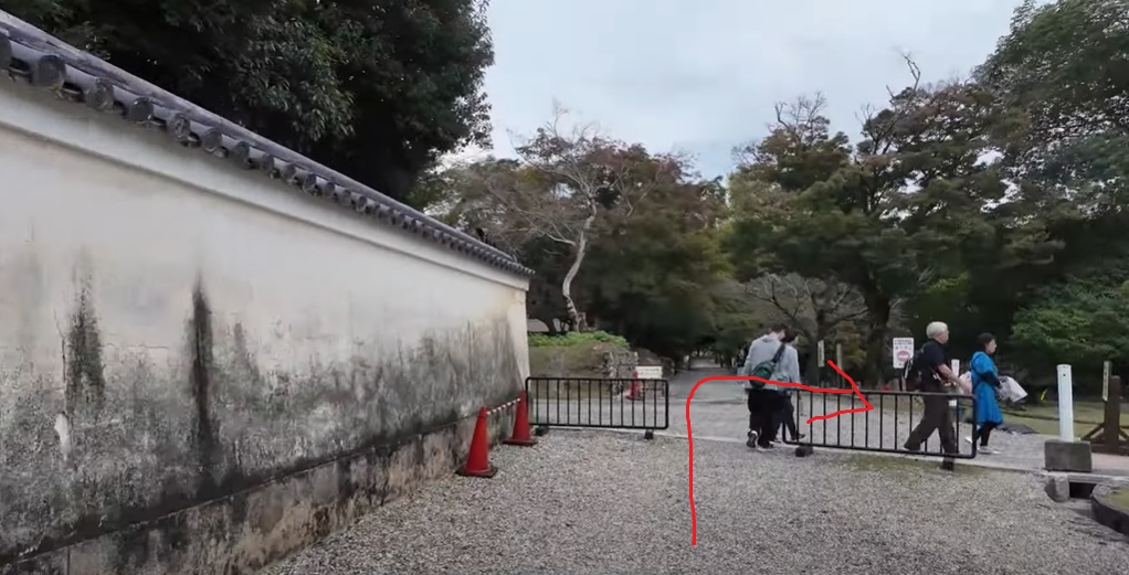 すぐを右折します。