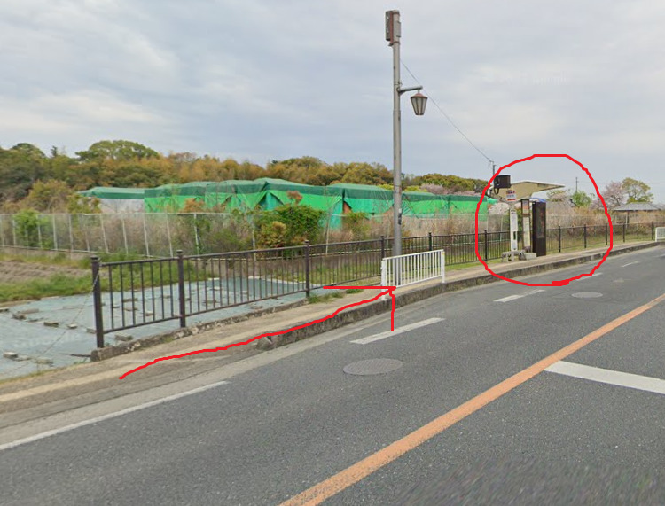 すぐ左側に唐招提寺東口バス停が見えてきます