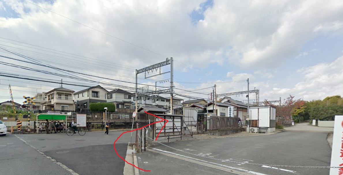 そのまま真っすぐ約50ｍ行くと、右側に西ノ京駅が見えてきます