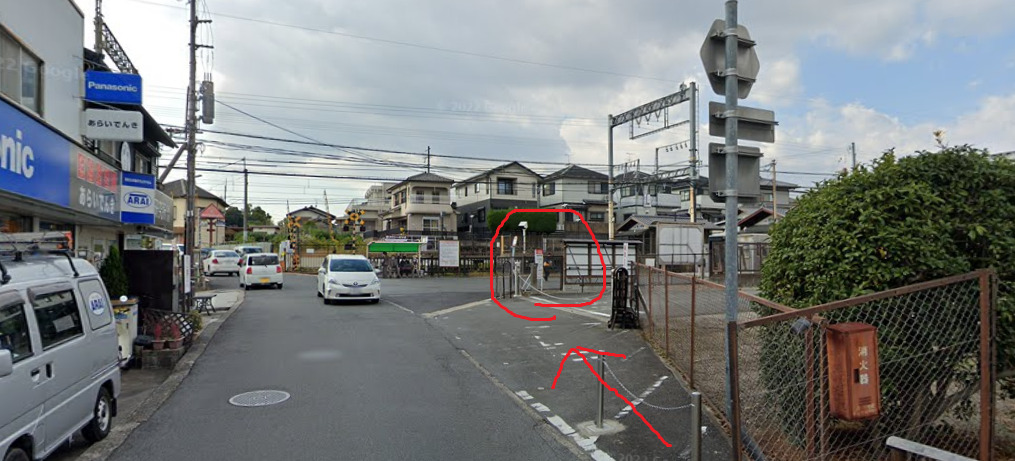 そのまま真っすぐ約50ｍ行くと、右側に西ノ京駅バス停が見えてきます