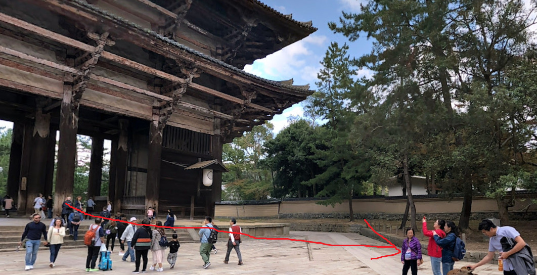 東大寺の南大門から、真っすぐ進みます