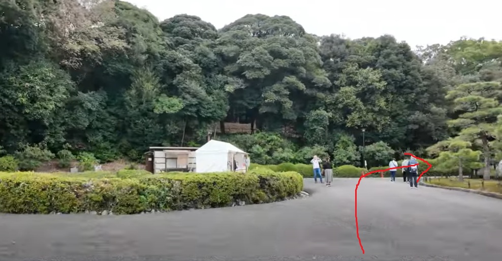 正倉院から出て、すぐの突き当たりを右折します。