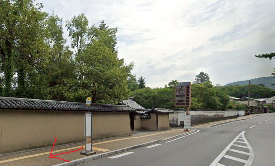 県庁東バス停に着いたら、西方向に進みます。西方向は、バスの進行方向の反対側になります