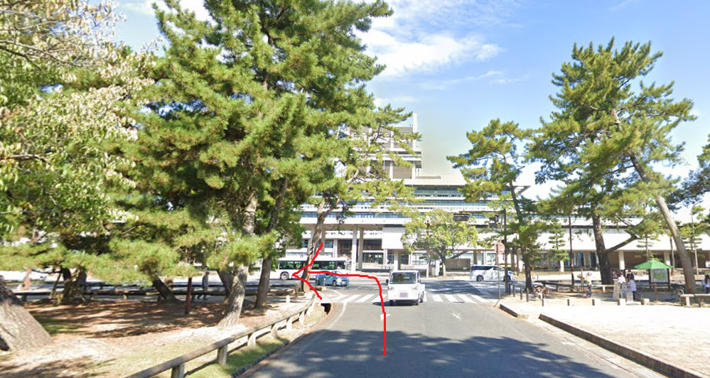 約100先の突き当りを、横断歩道を渡って左折します。