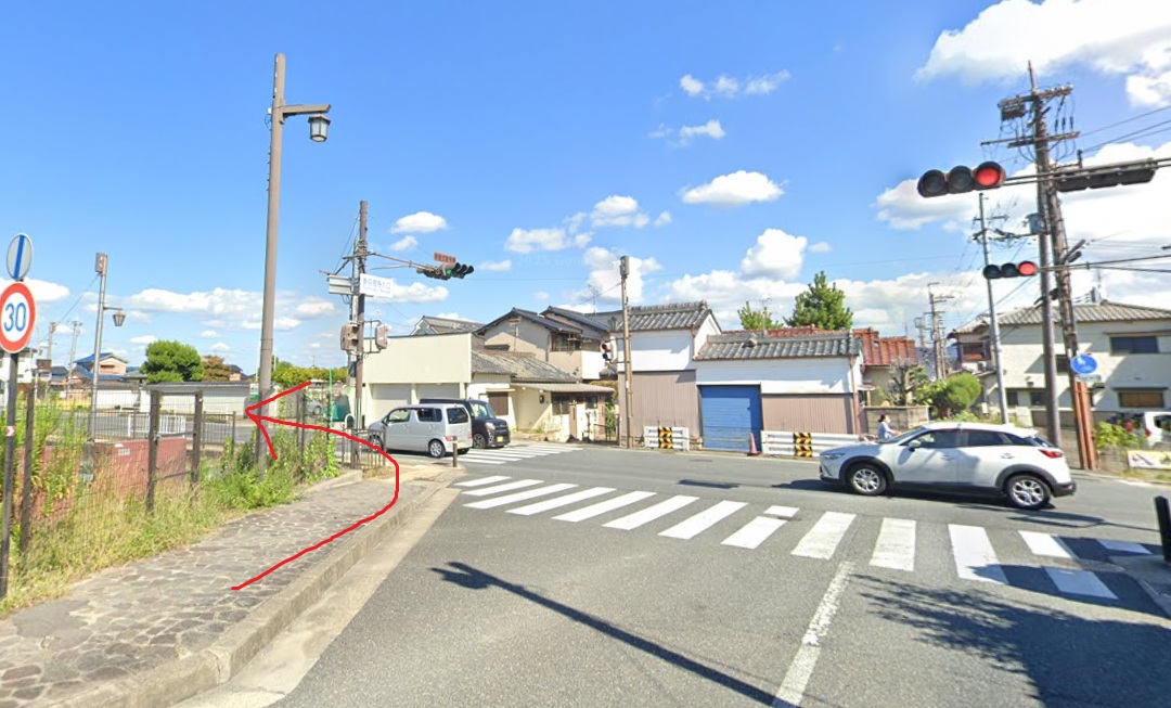 約200ｍ先の信号を左折します。