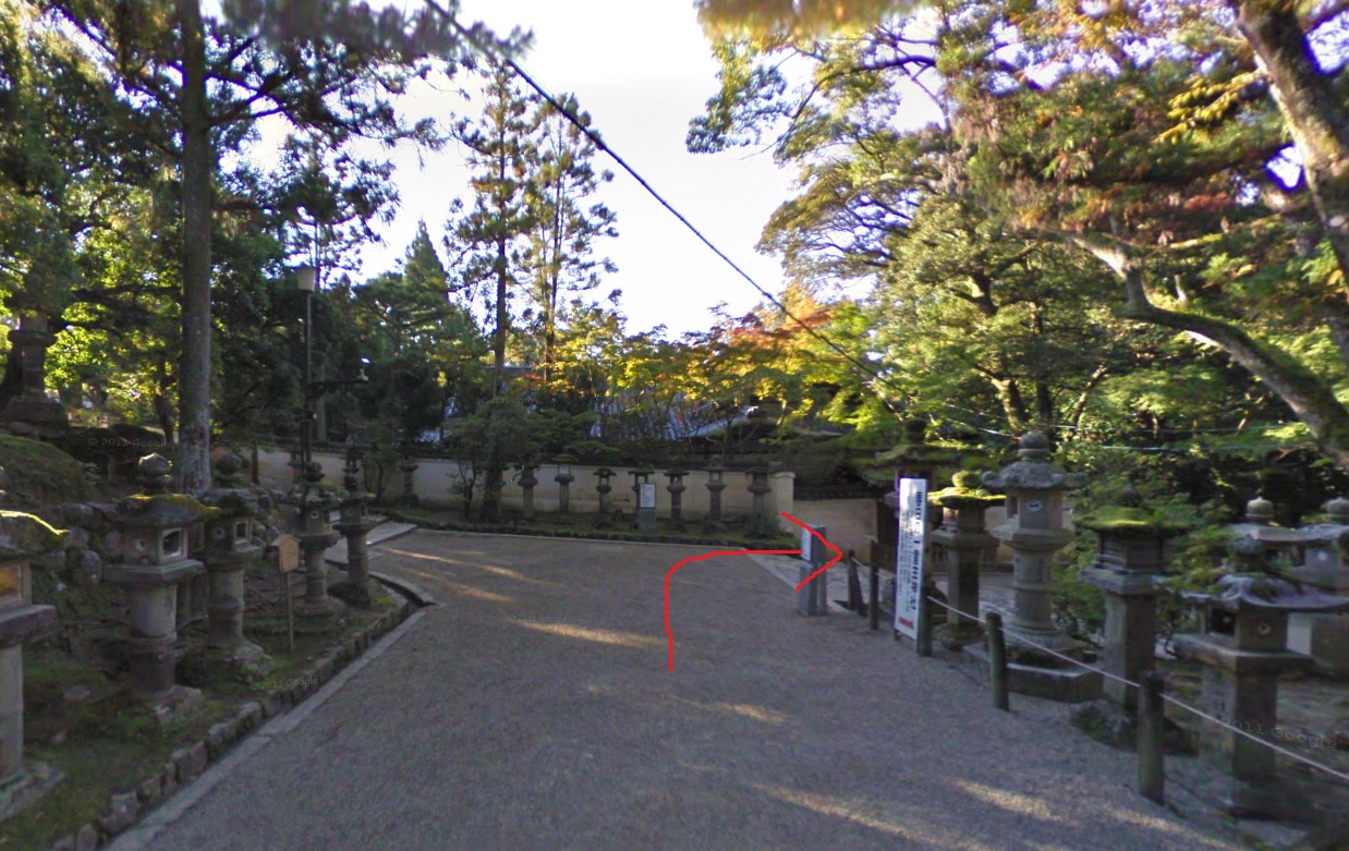 約200ｍ行くと突き当たりますので、右折します。