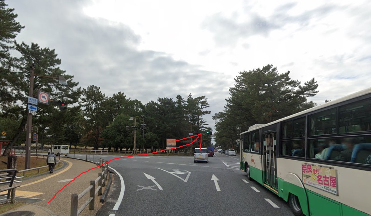約500ｍ先の広い交差点も直進です。この交差点には横断歩道がないので、近くの横断歩道を利用して直進します。