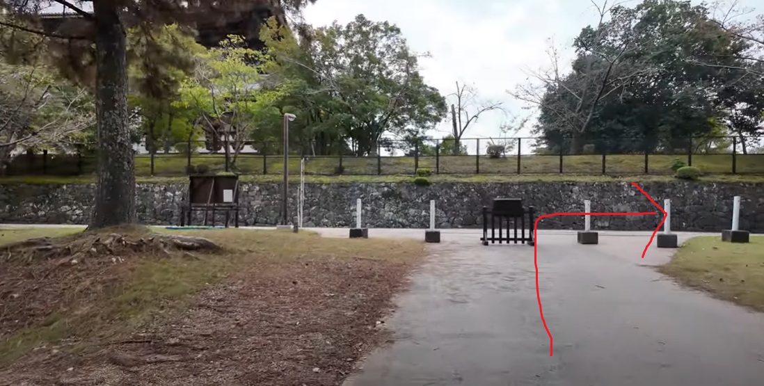 約70ｍ先を左折します。ちなみに、左前方に見えている建物は東大寺です。