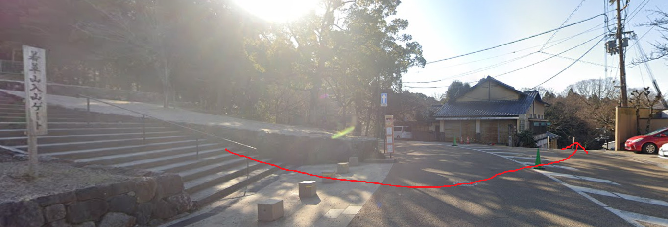 若草山の南入山ゲートから降りてきたら、路を挟んだ前に階段があるので、降りてください。