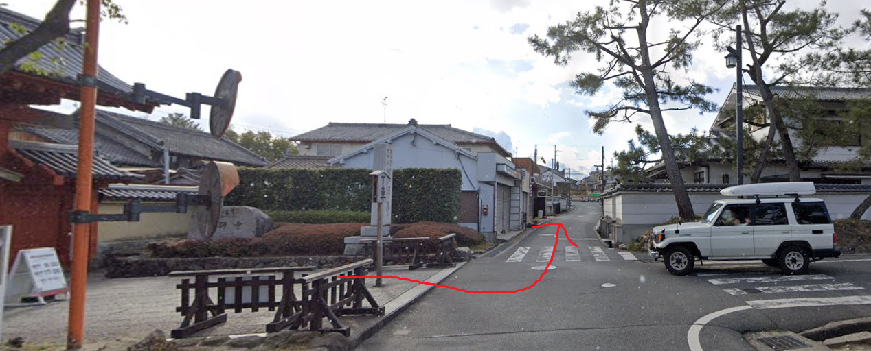 薬師寺の北側の與楽門から出て左折します。