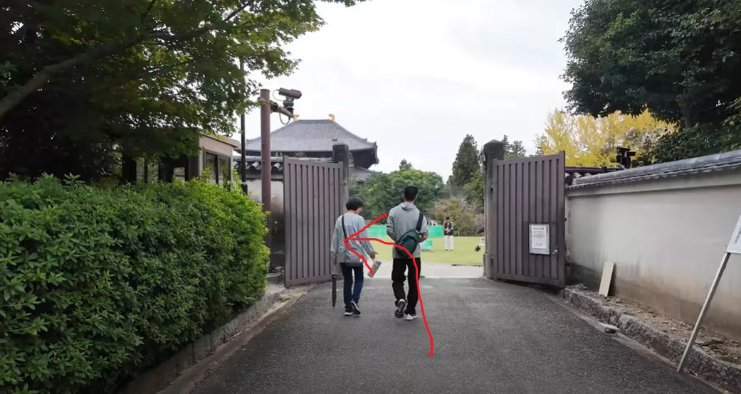 門から出て、左方向に進みます。