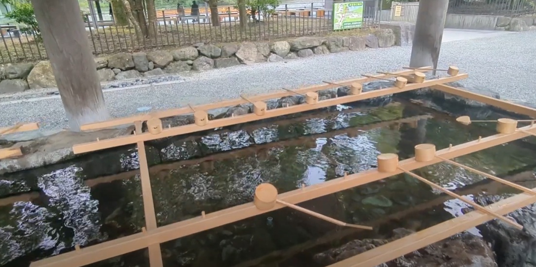 すぐにある手水舎で、手と口を清めます。