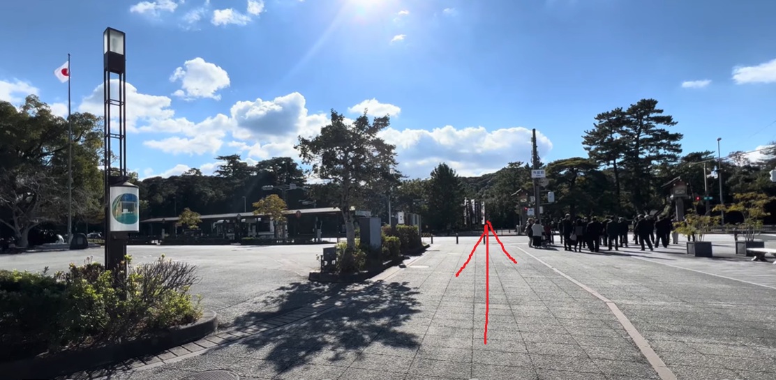 そのまま真っすぐ、7～8分ほど歩くと、伊勢神宮外宮の入り口に到着です