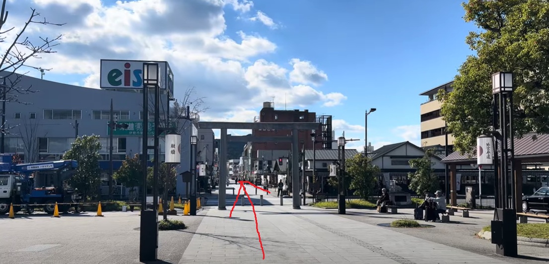 伊勢市駅から、鳥居がある方向に向かいます