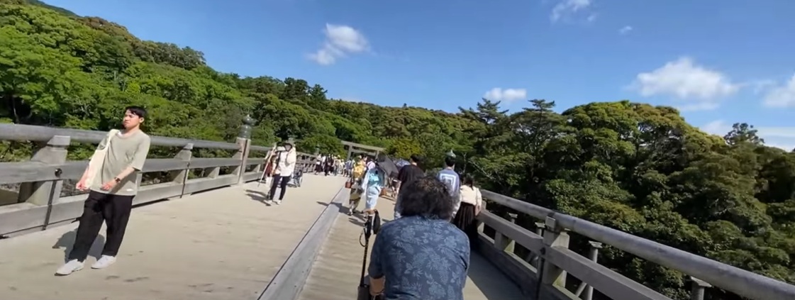 内宮への入り口である宇治橋を渡ります。