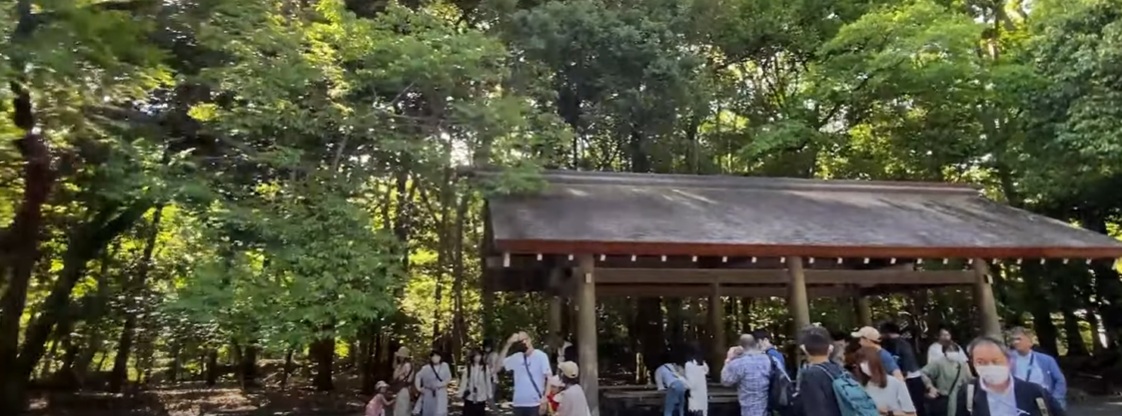 手水舎で身を清めます。