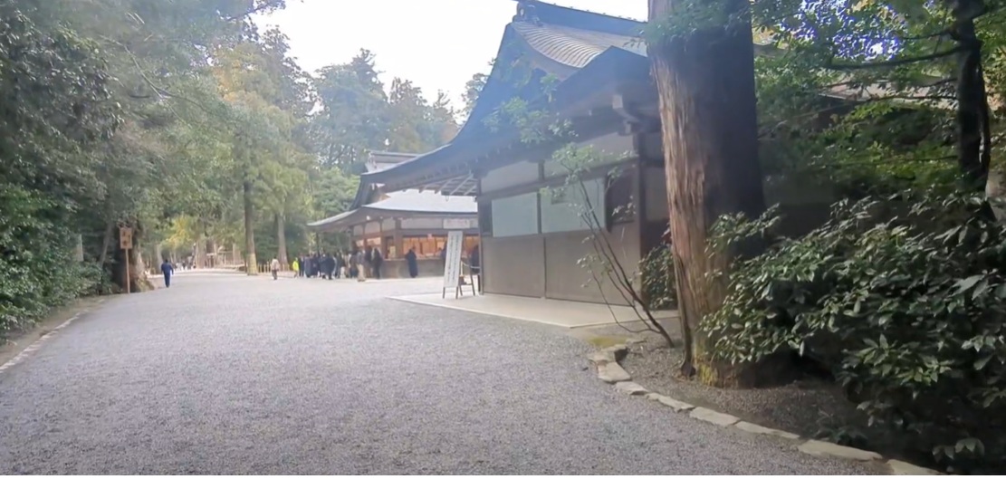 神楽殿が見えてきました。