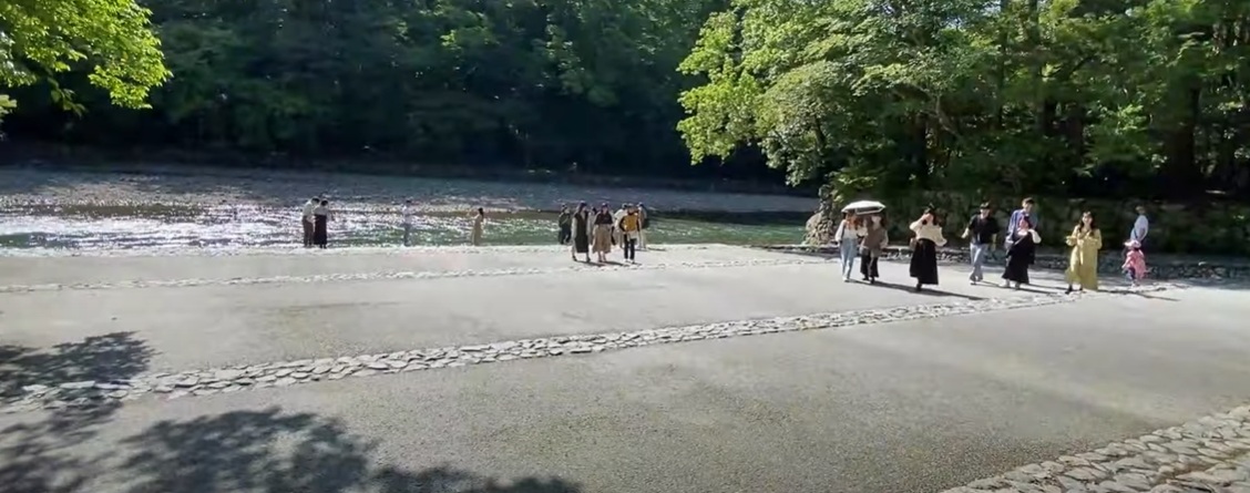 隣を流れている五十鈴川でも、お清めをしました