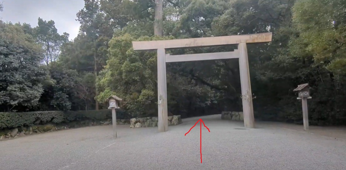 鳥居の手間では、一礼をしてから入ります。