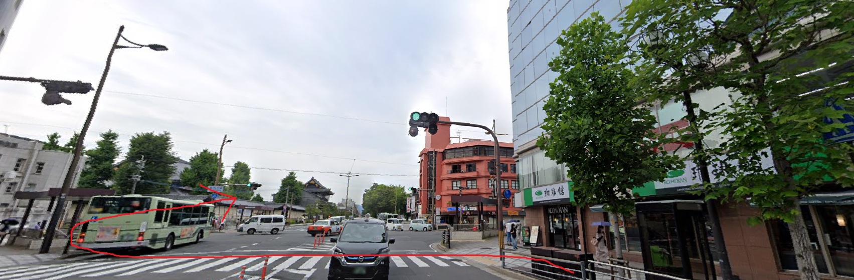 すぐの信号の横断歩道を渡って直進です。