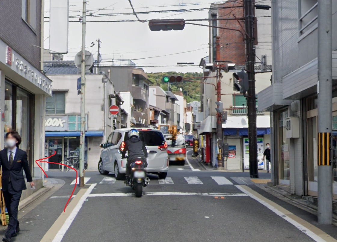 約200ｍ先の清水道の信号を左折します。