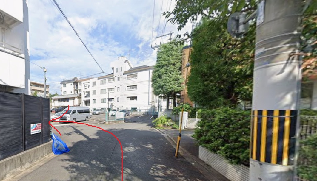 すぐの三差路を左折します。