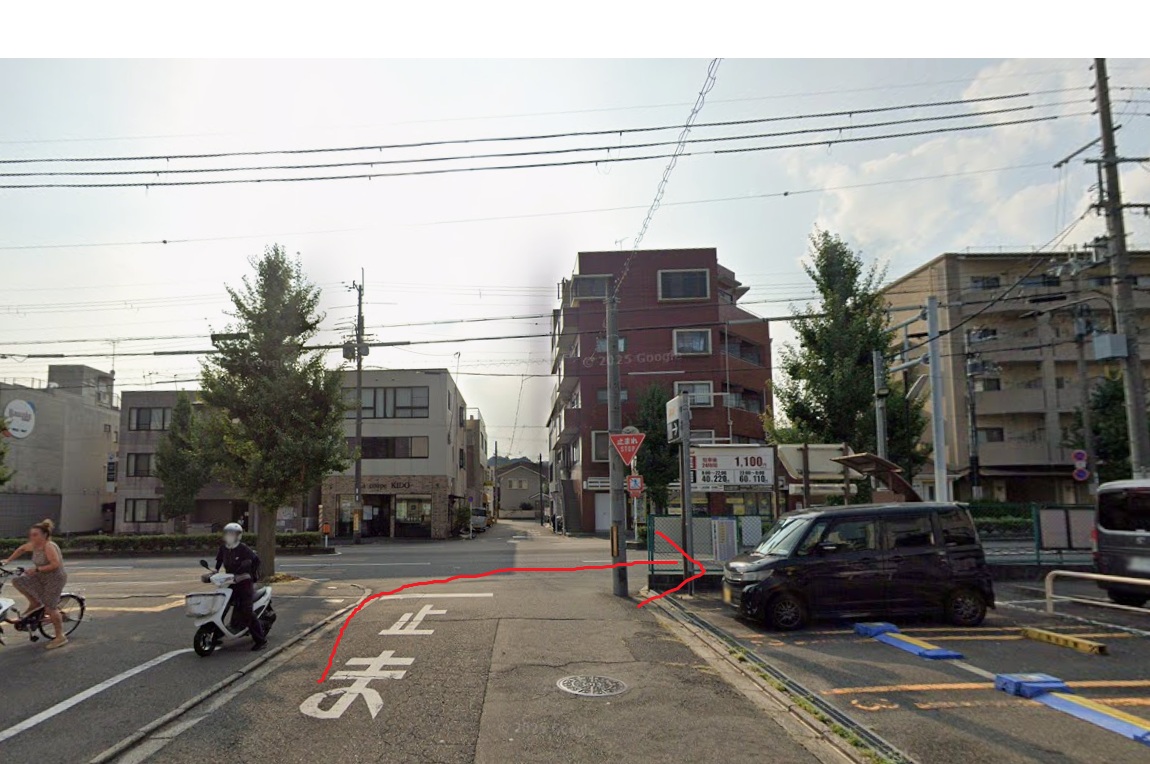 すぐの広い通りを右折します。