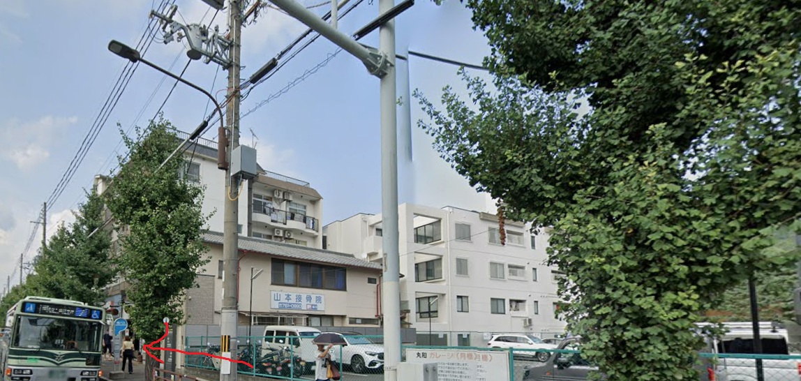 すぐ右側に浄土寺バス停が見えてきます。