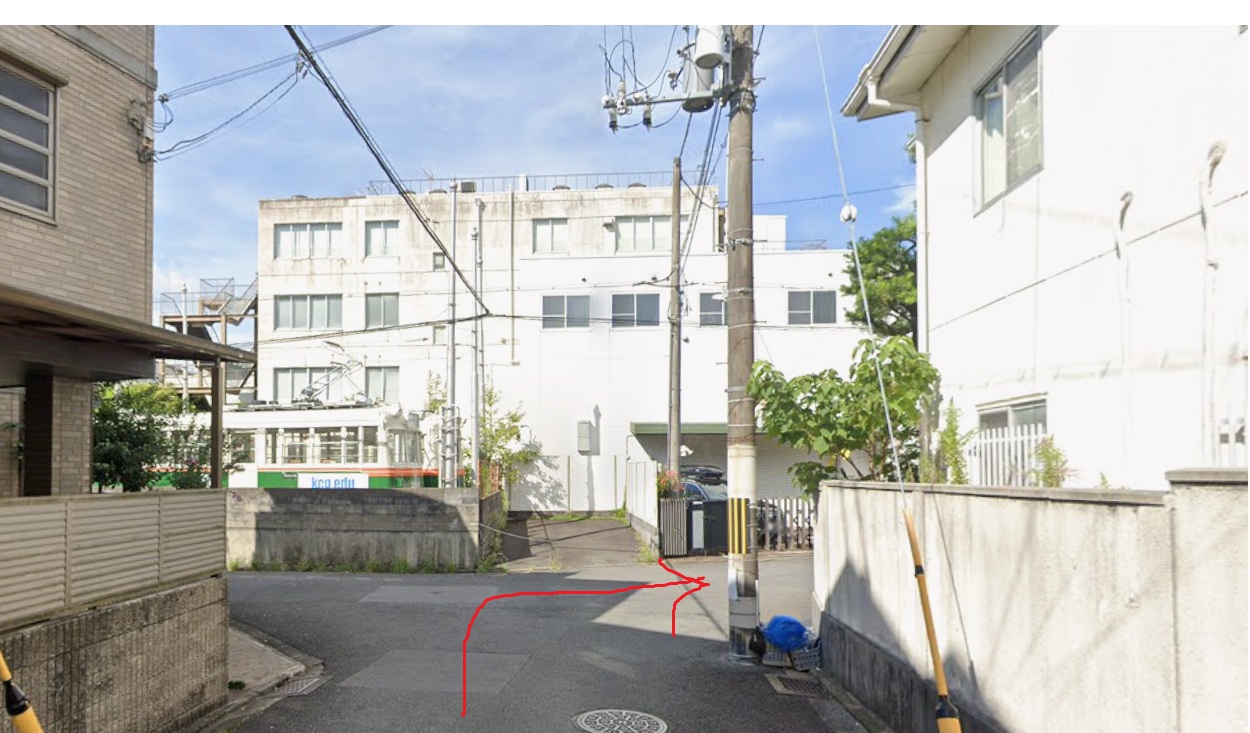 そのまま道なりに進み、約300ｍ先の突き当りを右折します。