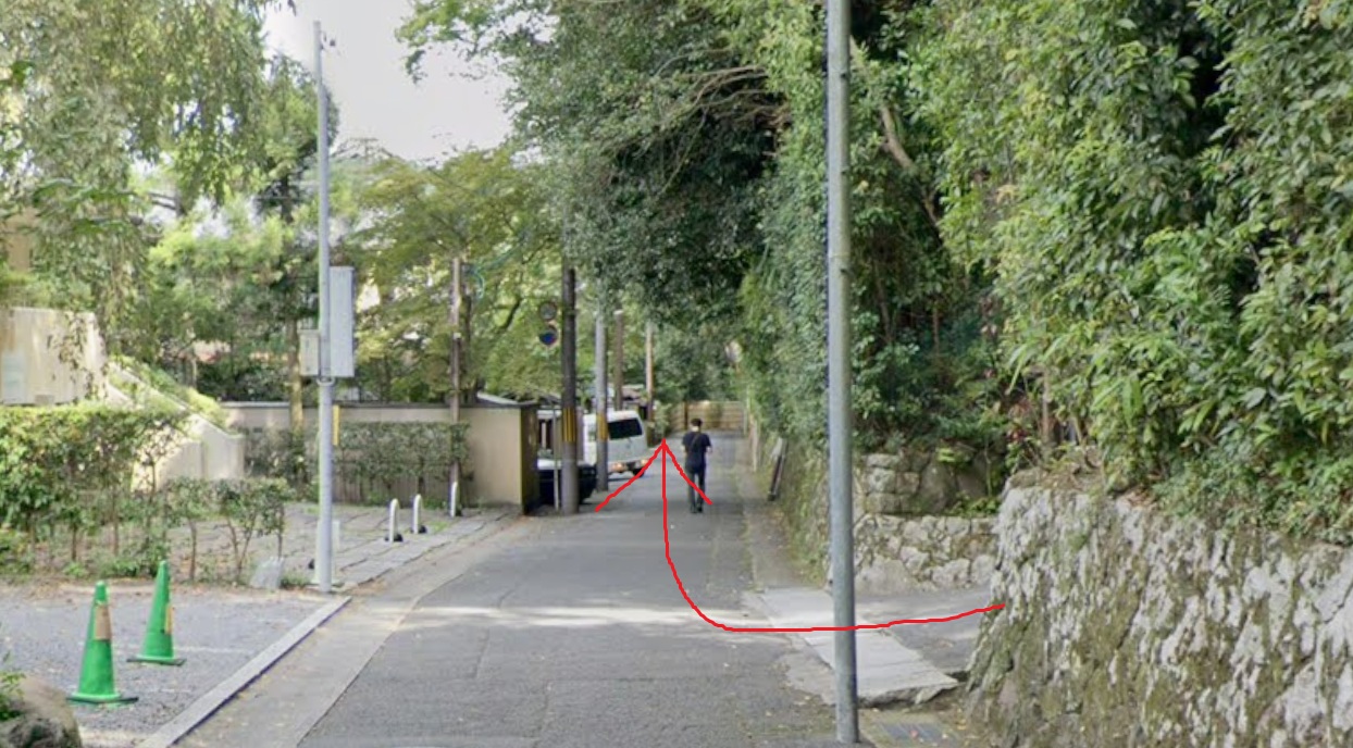 法然院から出てきたら、右方向に進みます。