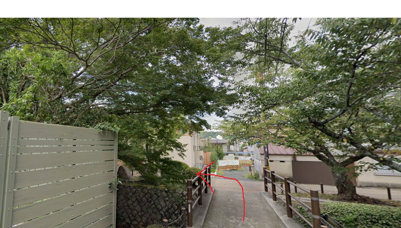 約50ｍ先を左折して、「哲学の道」へ。