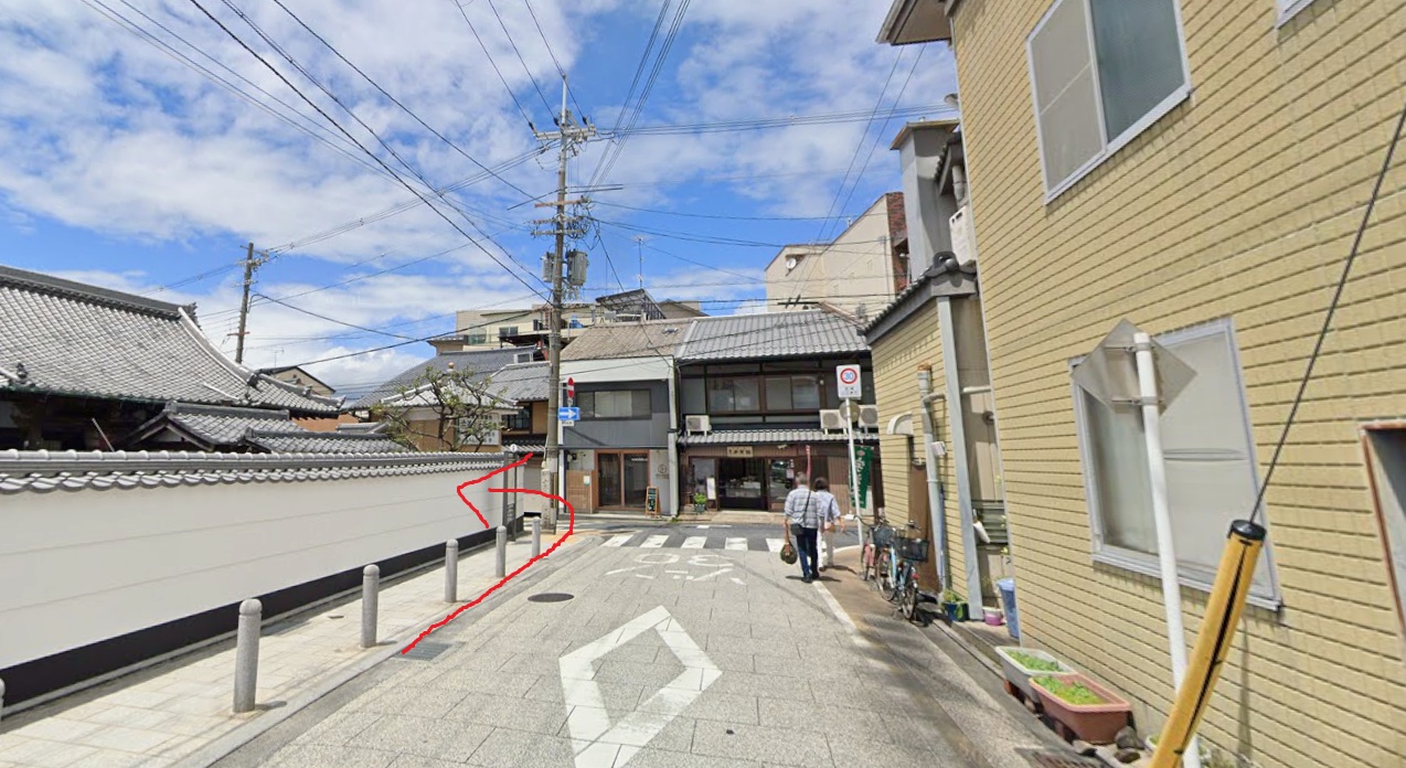 すぐの突き当りを左折します。