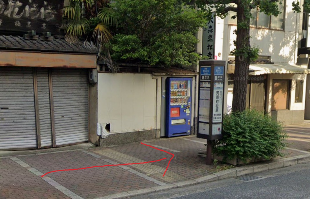 すぐ左側に河原町松原バス停が見えてきます。