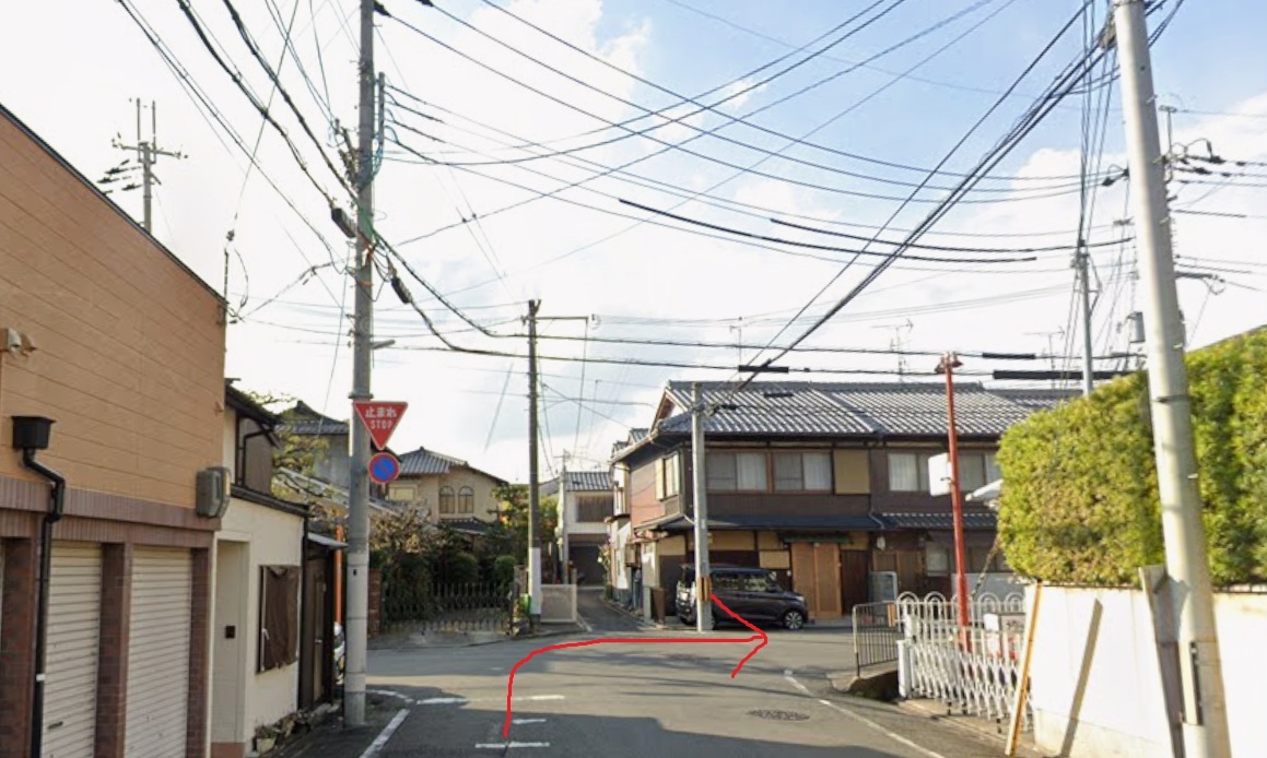 約150ｍ先の交差点を右折します。