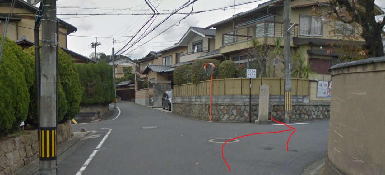 約200ｍ先を右折します。龍安寺の案内板も設置されています。