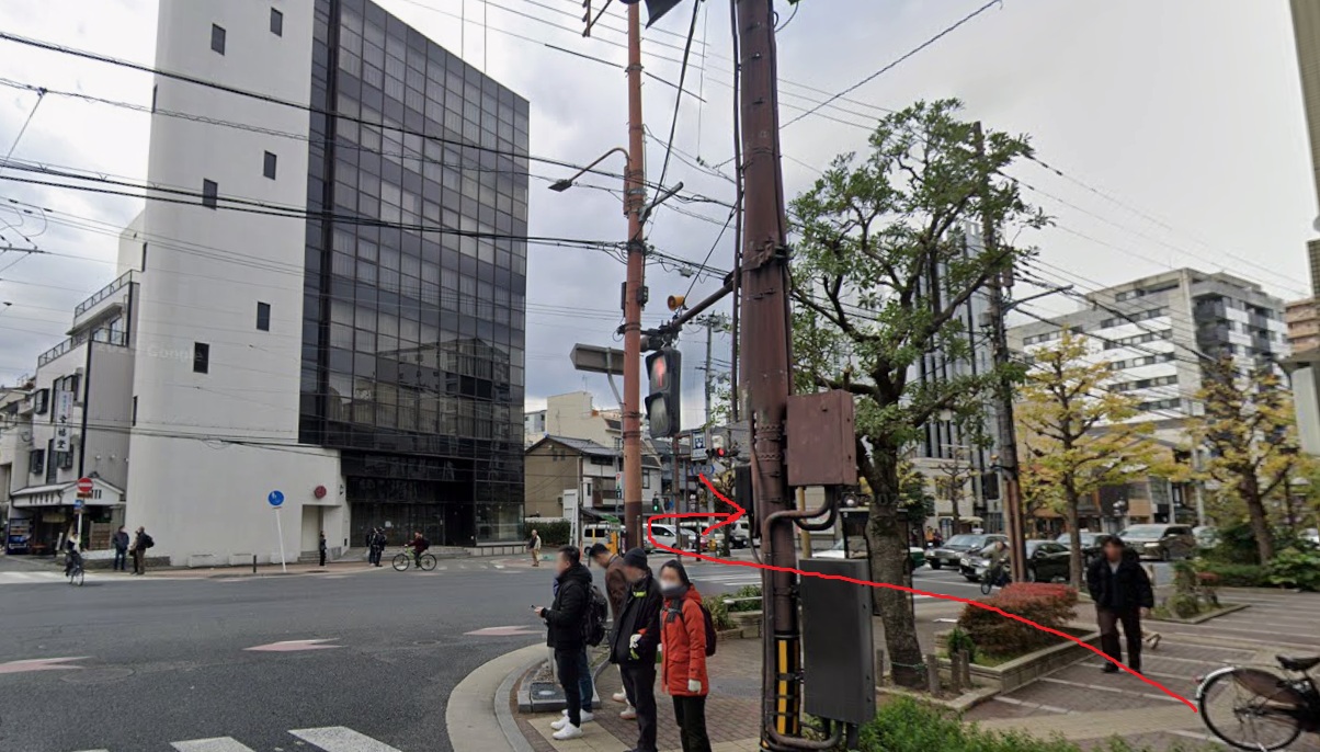 約50ｍ先の交差点を、横断歩道を渡ってから右折します。