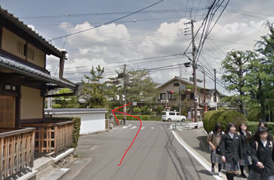 約300ｍ先の信号を左折します。