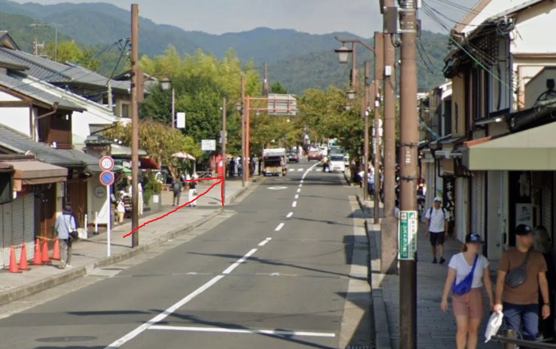 進行方向には観光客が多く、土産物店や飲食店が並んでいます。